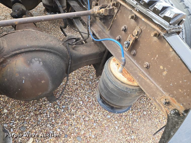 image for item ET5161 2015 Freightliner Cascadia semi truck