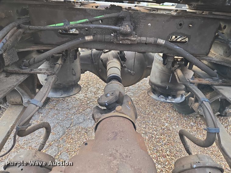 image for item ET5161 2015 Freightliner Cascadia semi truck