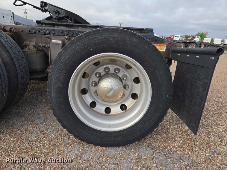 image for item ET5161 2015 Freightliner Cascadia semi truck