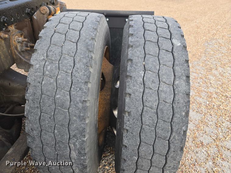 image for item ET5161 2015 Freightliner Cascadia semi truck