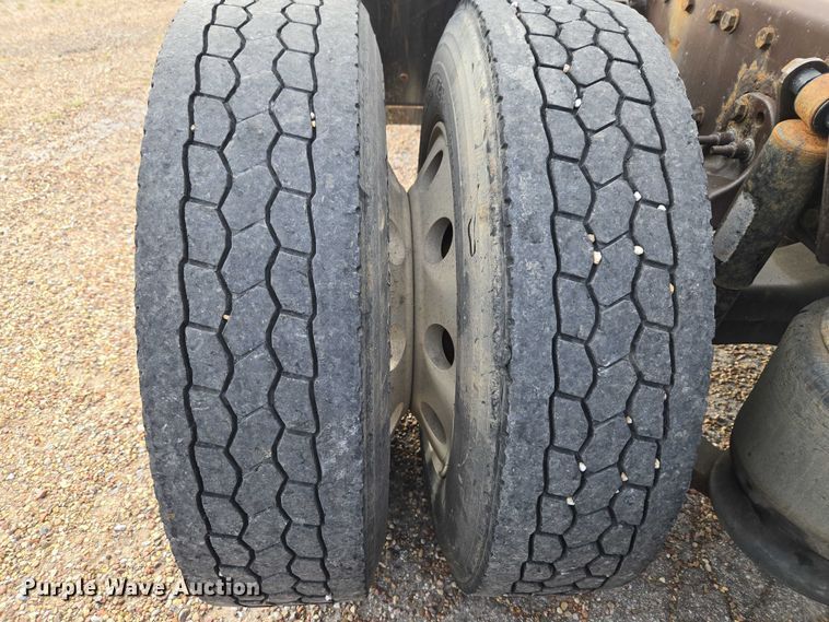 image for item ET5161 2015 Freightliner Cascadia semi truck