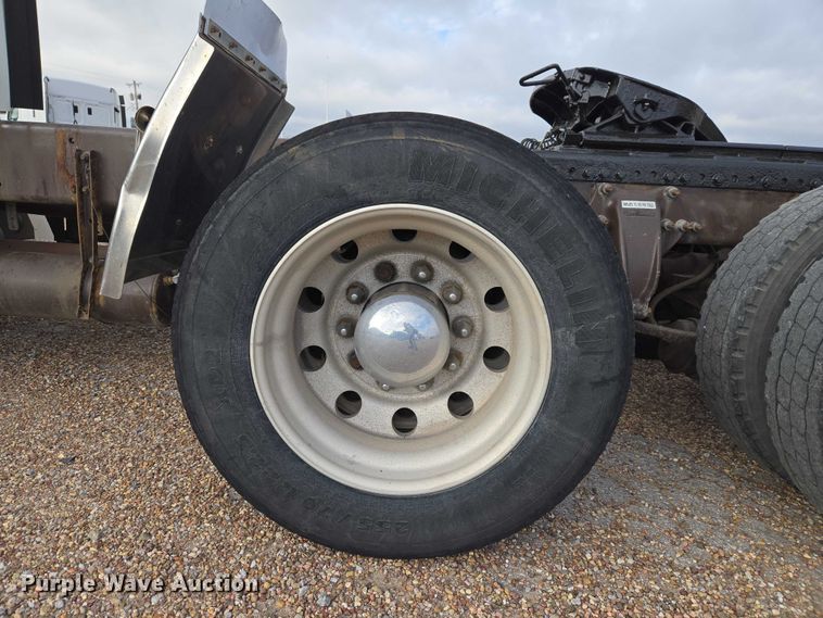 image for item ET5161 2015 Freightliner Cascadia semi truck