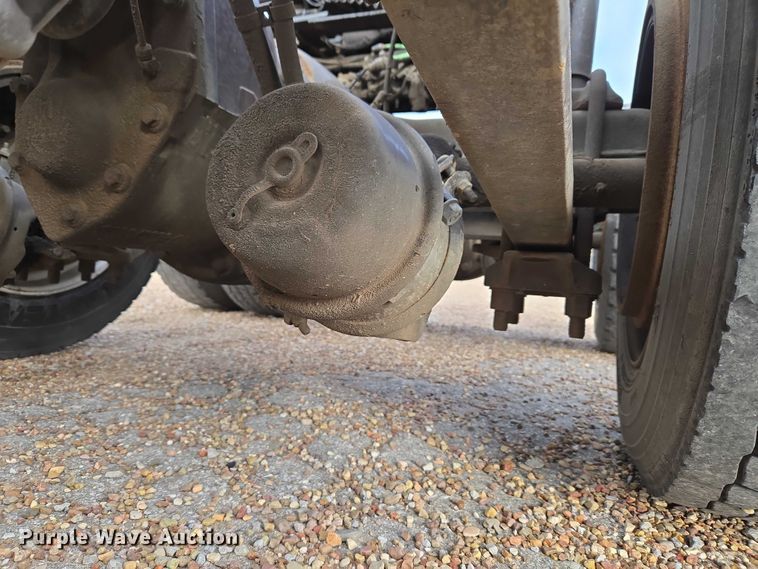 image for item ET5161 2015 Freightliner Cascadia semi truck