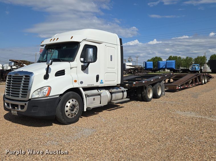 image for item ET5163 2019 Freightliner Cascadia semi truck with car carrier