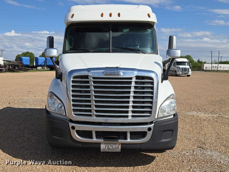 image for item ET5163 2019 Freightliner Cascadia semi truck with car carrier