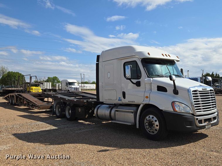 image for item ET5163 2019 Freightliner Cascadia semi truck with car carrier