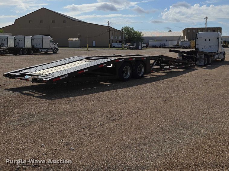 image for item ET5163 2019 Freightliner Cascadia semi truck with car carrier