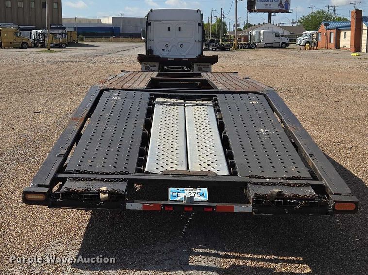 image for item ET5163 2019 Freightliner Cascadia semi truck with car carrier