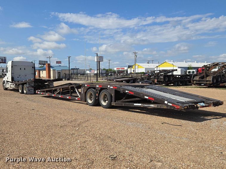 image for item ET5163 2019 Freightliner Cascadia semi truck with car carrier