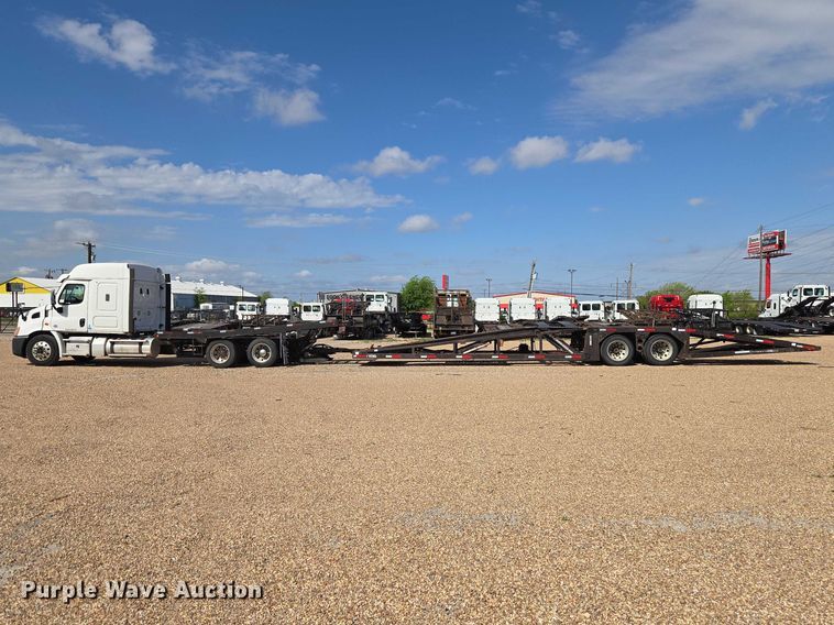 image for item ET5163 2019 Freightliner Cascadia semi truck with car carrier