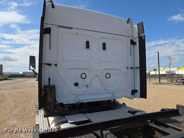 image for item ET5163 2019 Freightliner Cascadia semi truck with car carrier