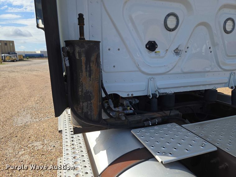 image for item ET5163 2019 Freightliner Cascadia semi truck with car carrier