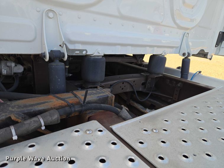 image for item ET5163 2019 Freightliner Cascadia semi truck with car carrier