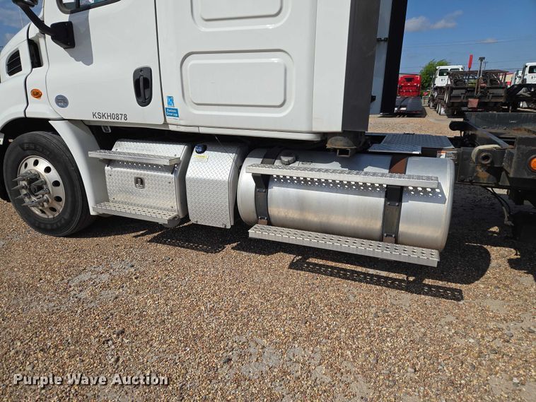 image for item ET5163 2019 Freightliner Cascadia semi truck with car carrier