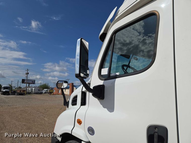 image for item ET5163 2019 Freightliner Cascadia semi truck with car carrier