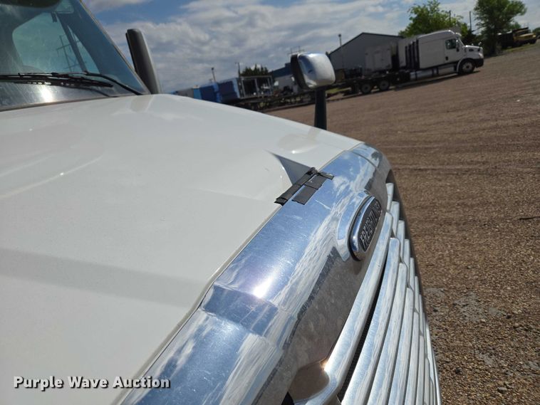 image for item ET5163 2019 Freightliner Cascadia semi truck with car carrier