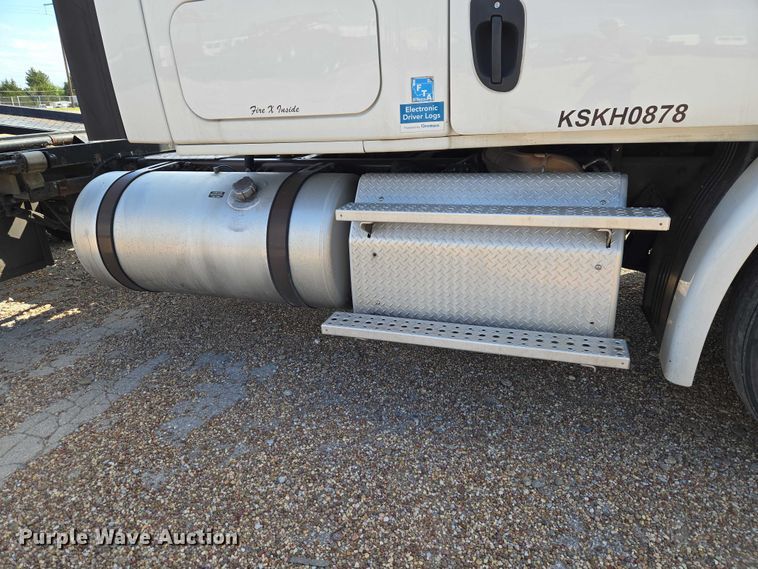 image for item ET5163 2019 Freightliner Cascadia semi truck with car carrier