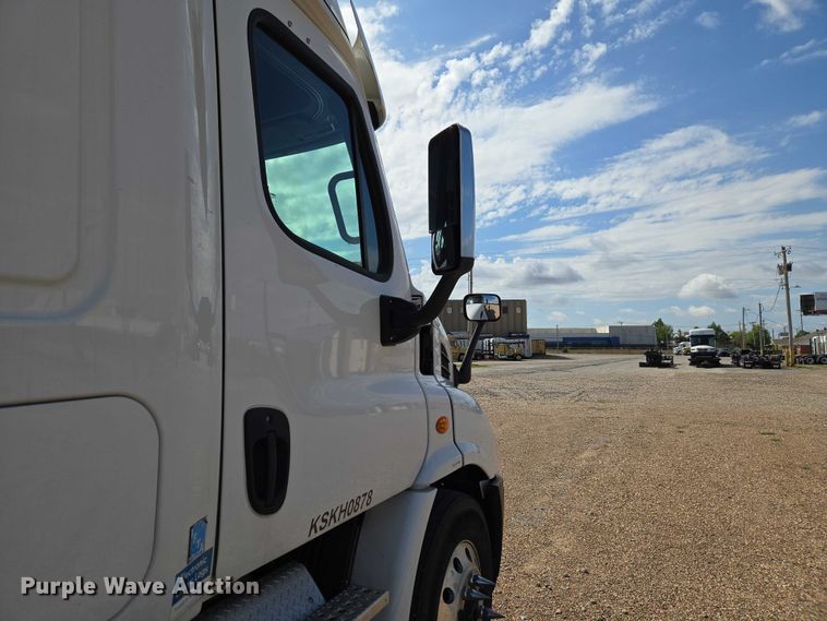 image for item ET5163 2019 Freightliner Cascadia semi truck with car carrier