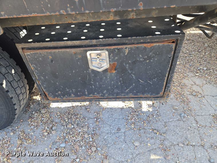 image for item ET5163 2019 Freightliner Cascadia semi truck with car carrier