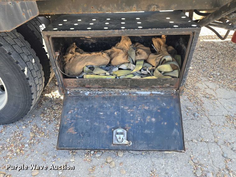 image for item ET5163 2019 Freightliner Cascadia semi truck with car carrier