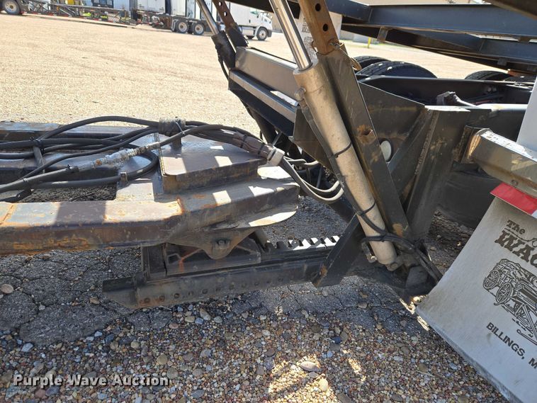 image for item ET5163 2019 Freightliner Cascadia semi truck with car carrier