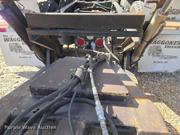 image for item ET5163 2019 Freightliner Cascadia semi truck with car carrier