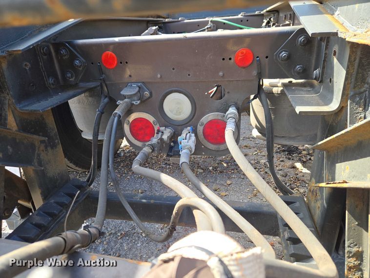 image for item ET5163 2019 Freightliner Cascadia semi truck with car carrier