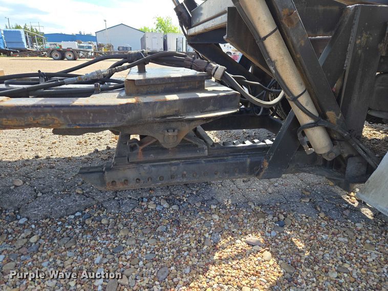 image for item ET5163 2019 Freightliner Cascadia semi truck with car carrier