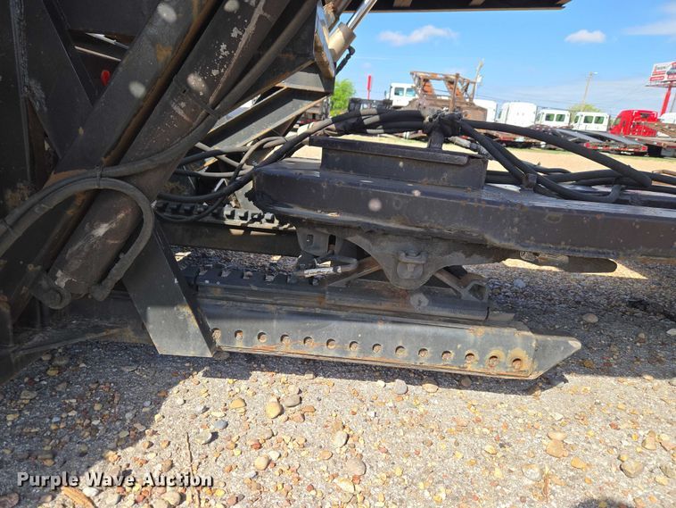 image for item ET5163 2019 Freightliner Cascadia semi truck with car carrier