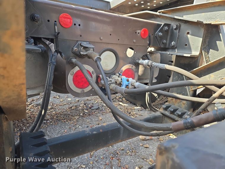 image for item ET5163 2019 Freightliner Cascadia semi truck with car carrier