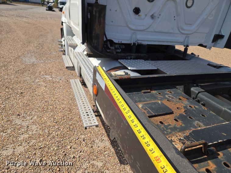 image for item ET5163 2019 Freightliner Cascadia semi truck with car carrier