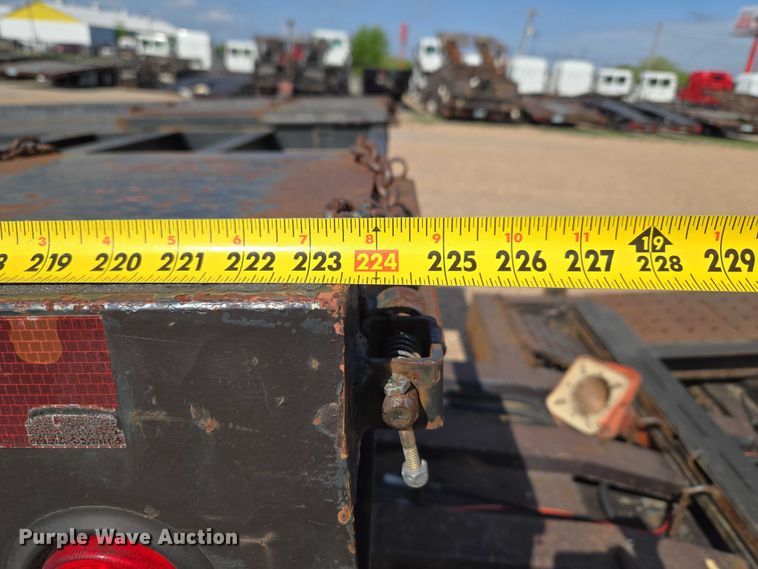 image for item ET5163 2019 Freightliner Cascadia semi truck with car carrier