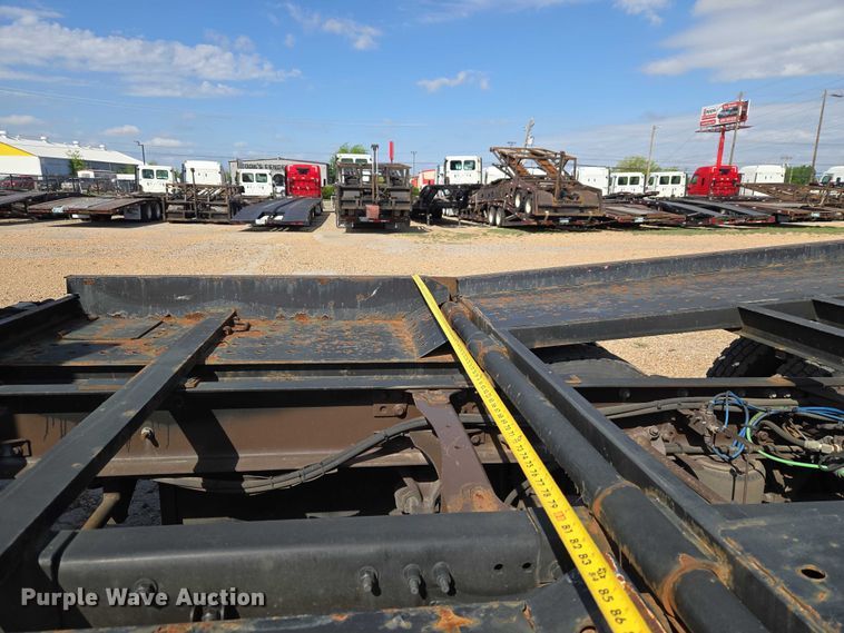 image for item ET5163 2019 Freightliner Cascadia semi truck with car carrier