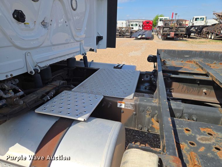 image for item ET5163 2019 Freightliner Cascadia semi truck with car carrier