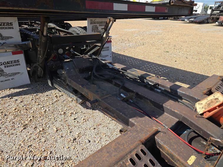 image for item ET5163 2019 Freightliner Cascadia semi truck with car carrier