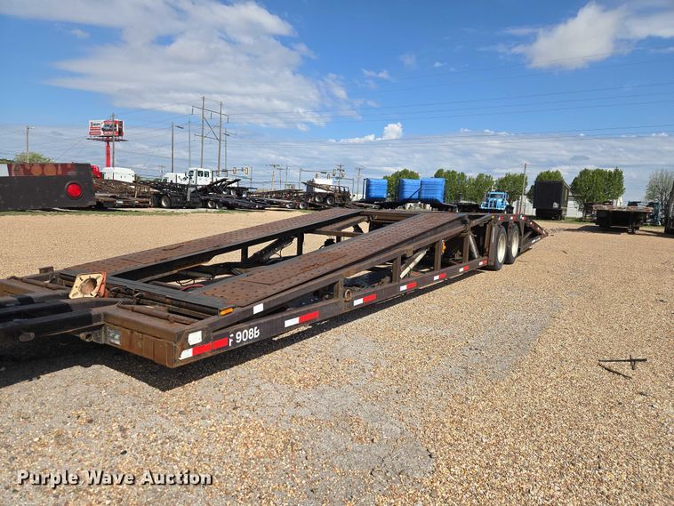 image for item ET5163 2019 Freightliner Cascadia semi truck with car carrier