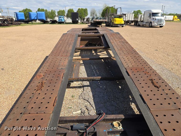 image for item ET5163 2019 Freightliner Cascadia semi truck with car carrier