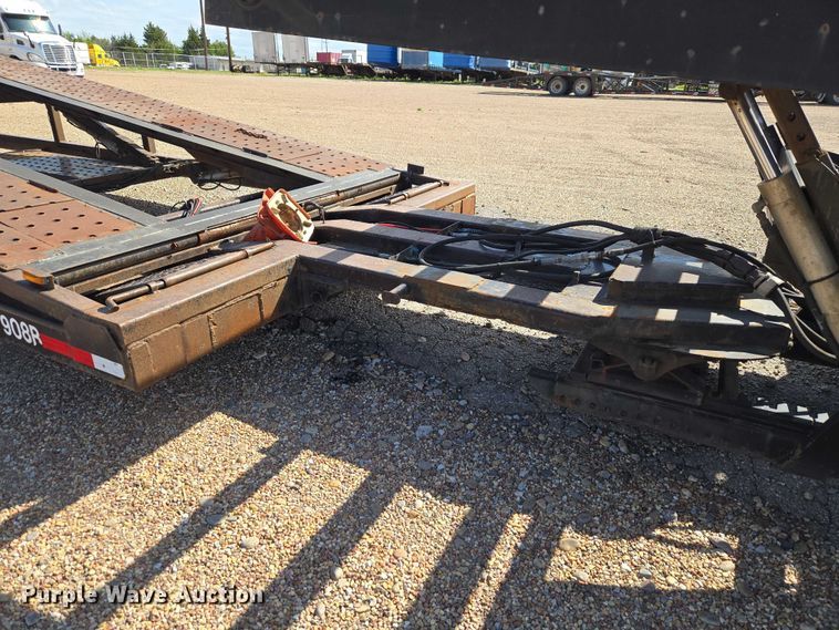 image for item ET5163 2019 Freightliner Cascadia semi truck with car carrier