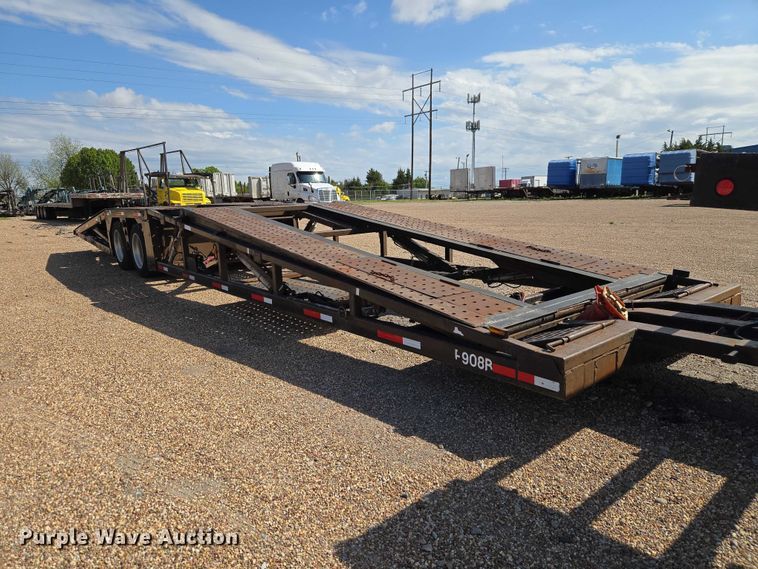 image for item ET5163 2019 Freightliner Cascadia semi truck with car carrier