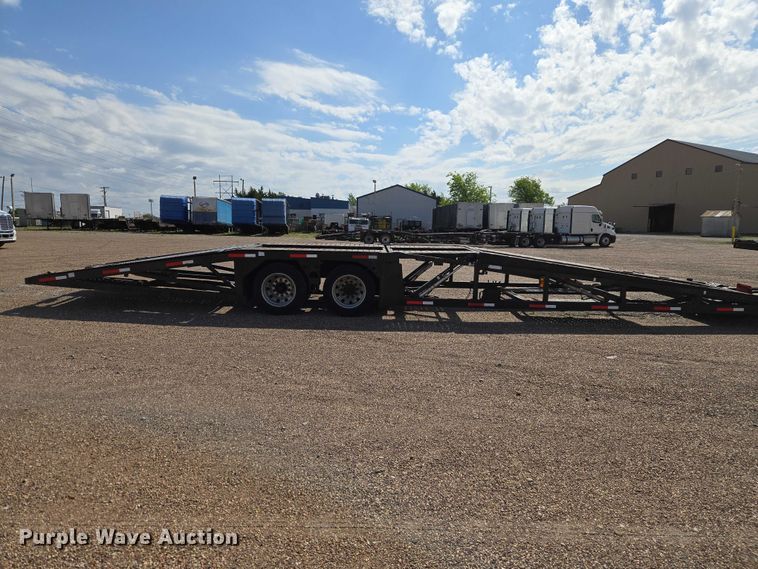 image for item ET5163 2019 Freightliner Cascadia semi truck with car carrier