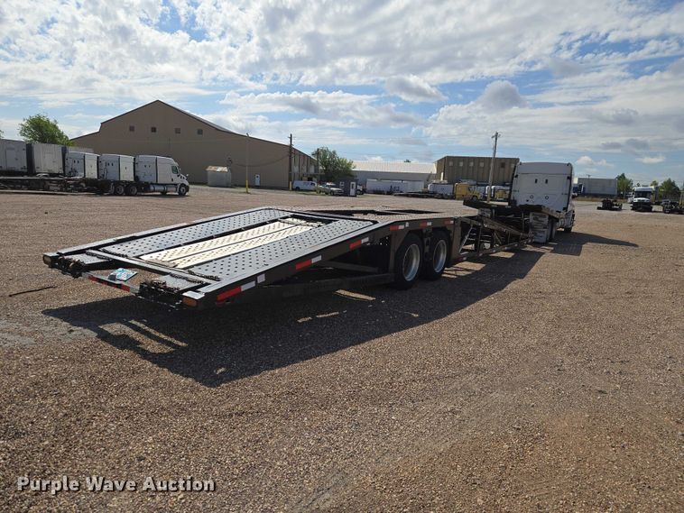 image for item ET5163 2019 Freightliner Cascadia semi truck with car carrier