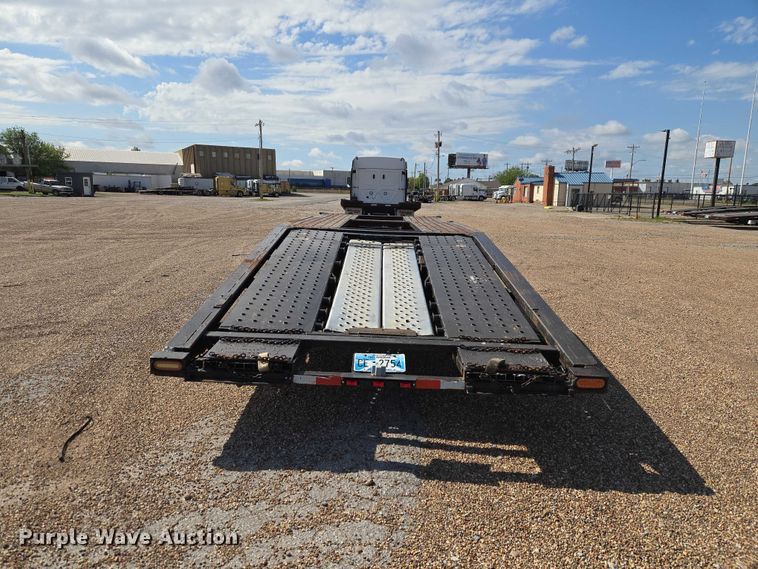 image for item ET5163 2019 Freightliner Cascadia semi truck with car carrier