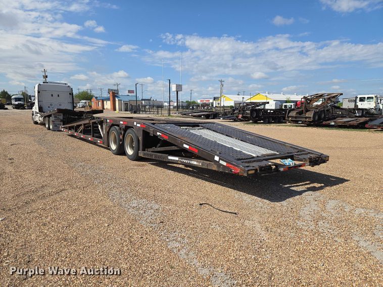 image for item ET5163 2019 Freightliner Cascadia semi truck with car carrier