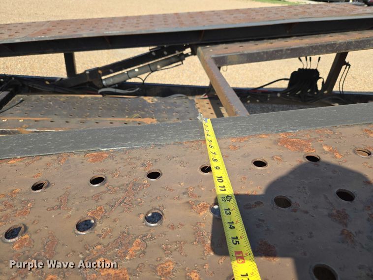 image for item ET5163 2019 Freightliner Cascadia semi truck with car carrier