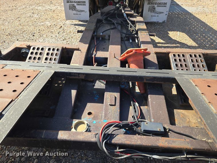 image for item ET5163 2019 Freightliner Cascadia semi truck with car carrier