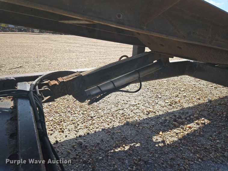 image for item ET5163 2019 Freightliner Cascadia semi truck with car carrier