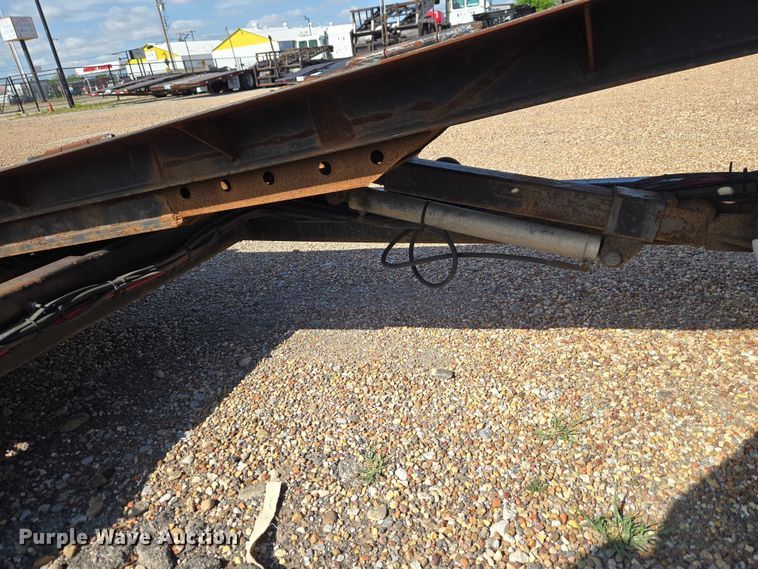 image for item ET5163 2019 Freightliner Cascadia semi truck with car carrier