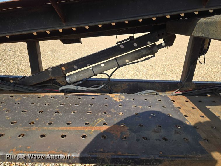 image for item ET5163 2019 Freightliner Cascadia semi truck with car carrier