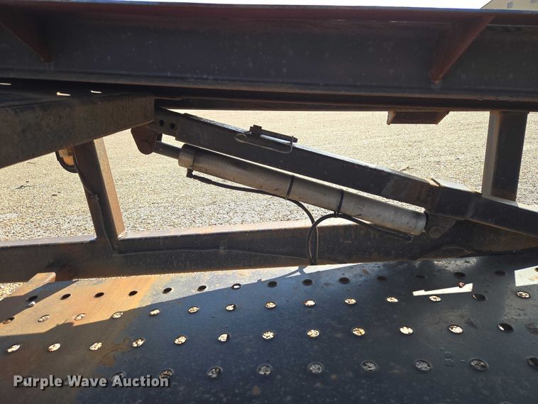 image for item ET5163 2019 Freightliner Cascadia semi truck with car carrier