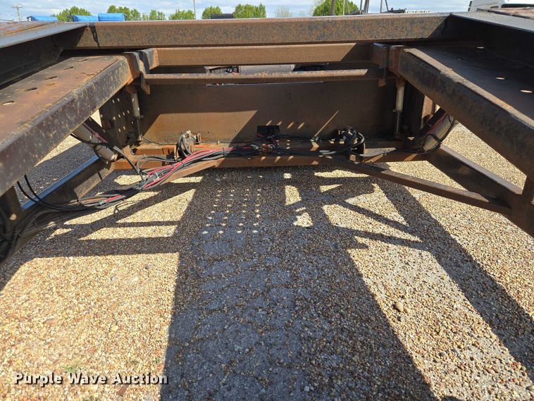 image for item ET5163 2019 Freightliner Cascadia semi truck with car carrier